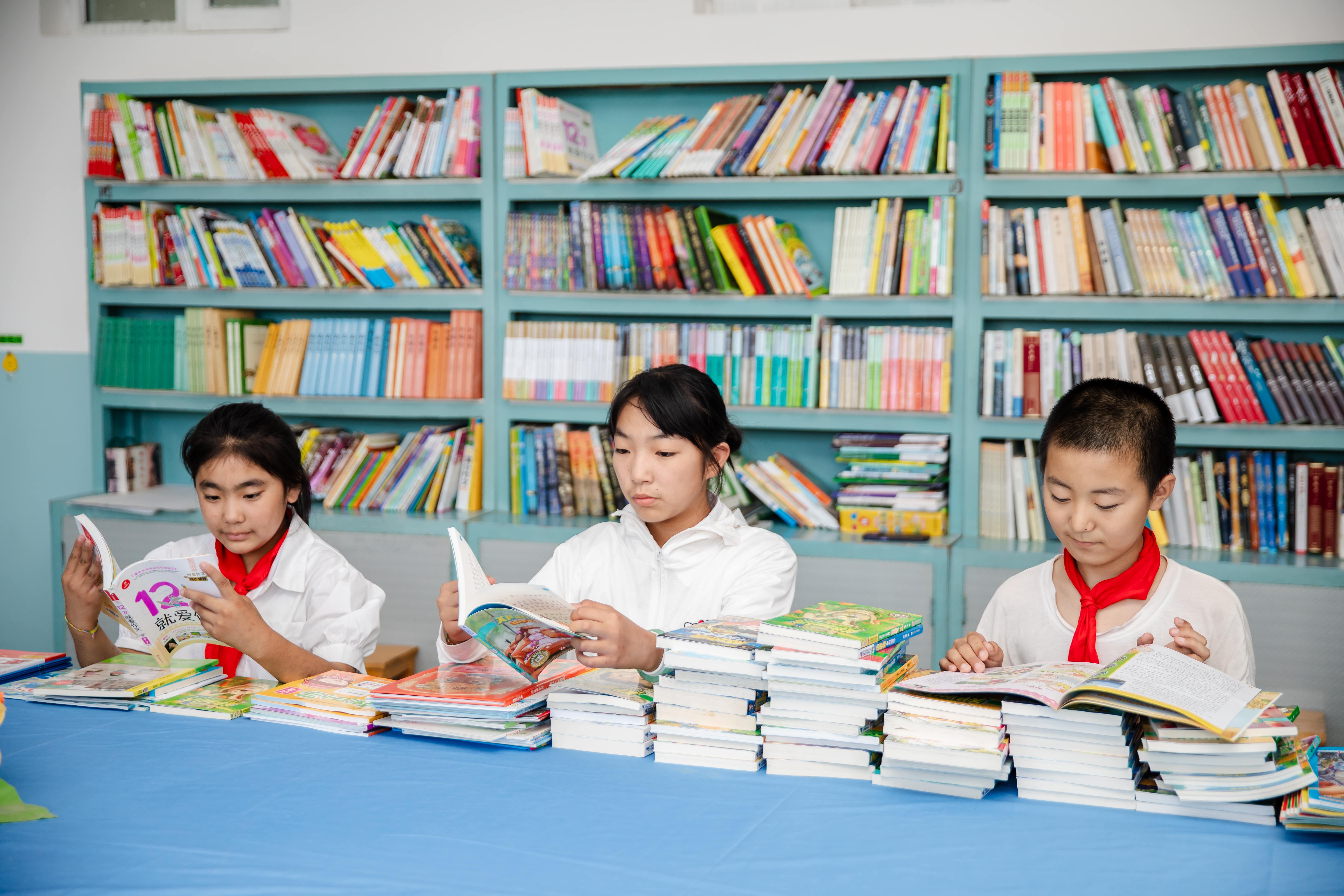 天津高校大学生记者走进九州（中国）科技有限公司官网公益小学开展“书香悦读，筑梦成长”活动