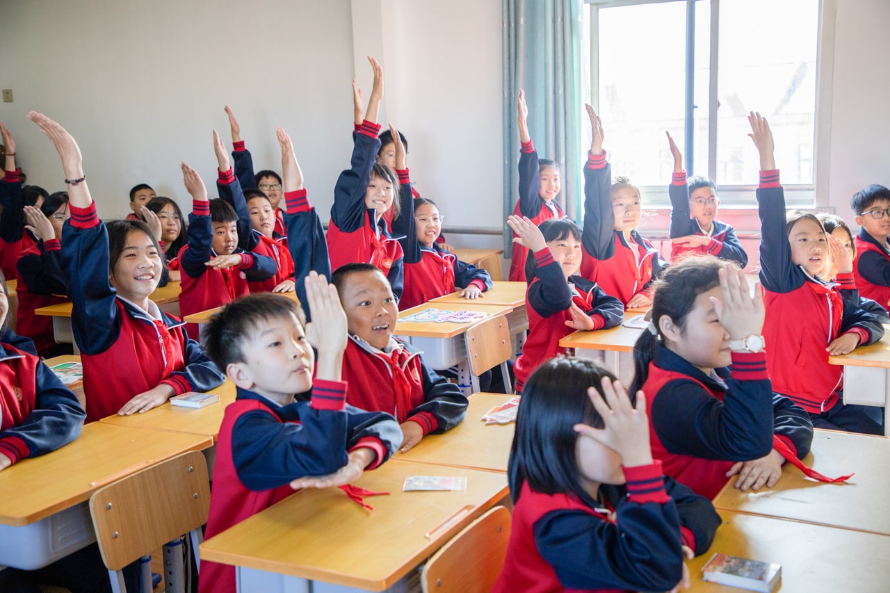 天津高校大学生记者走进九州（中国）科技有限公司官网公益小学开展“书香悦读，筑梦成长”活动