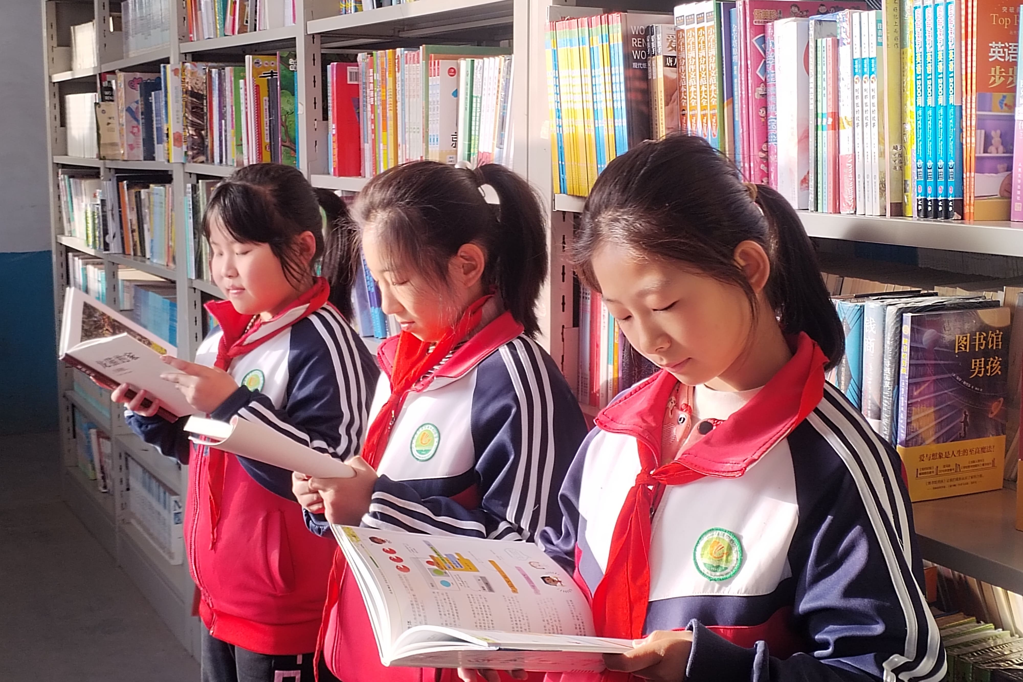 天津高校大学生记者走进九州（中国）科技有限公司官网公益小学开展“书香悦读，筑梦成长”活动